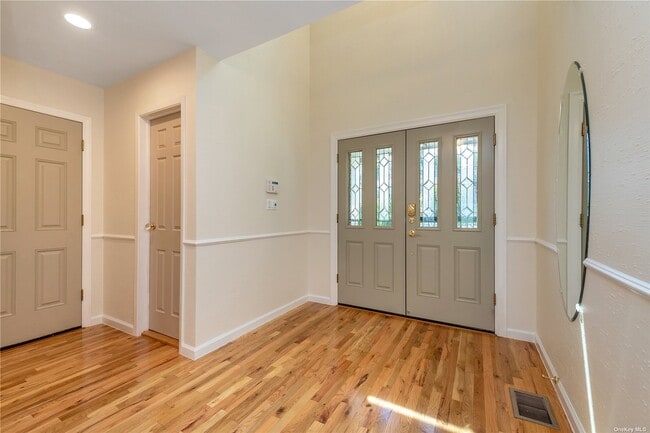 Building Photo - 51 Fairway Dr