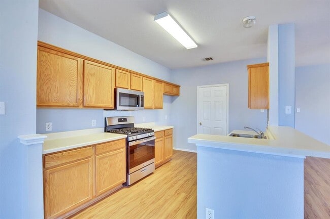 Building Photo - 1002 Remington Dr