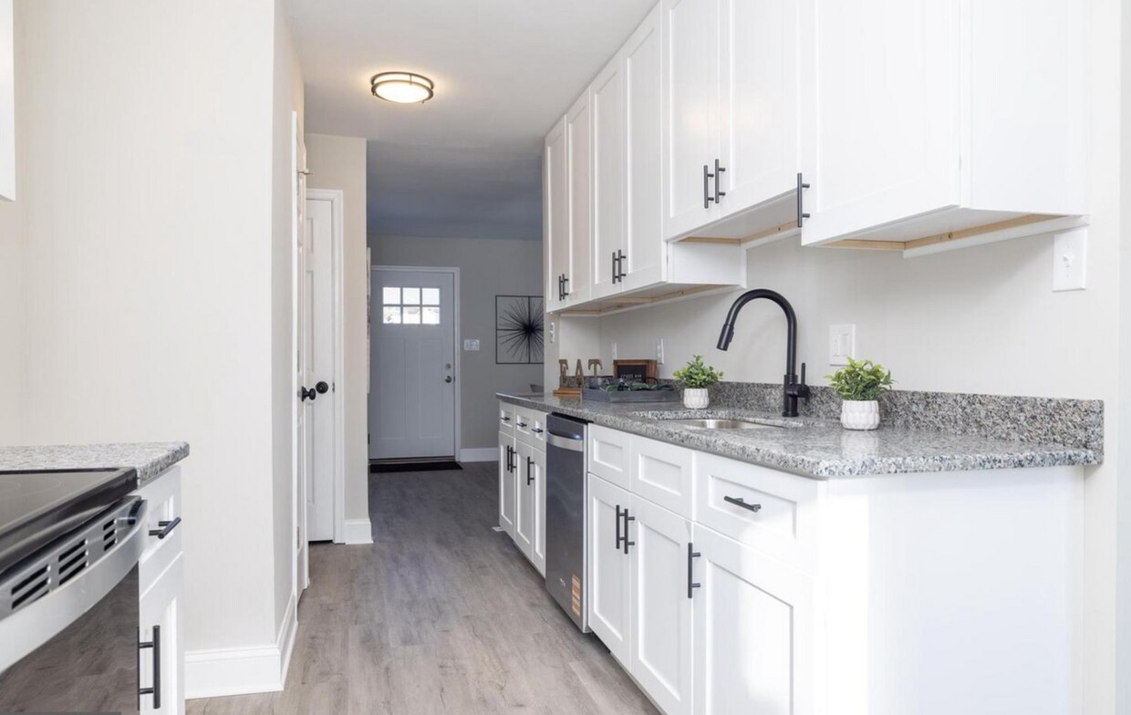 Building Photo - 209 W Edgewater Way