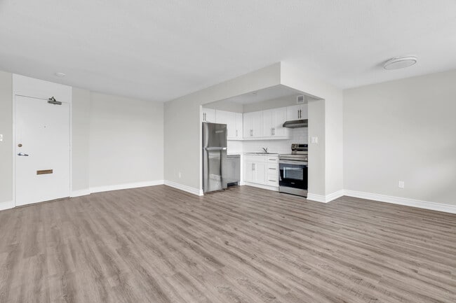 Building Photo - Queen