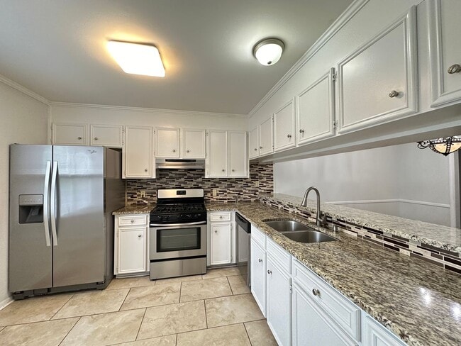 Building Photo - 3 BR 2 1/2 BA Townhome with Community Pool