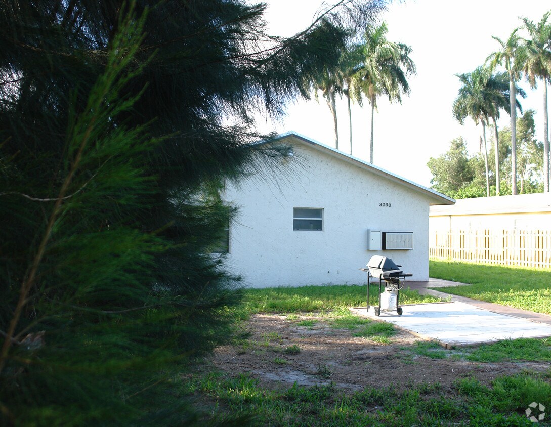 Building Photo - 3230 SW 44th St