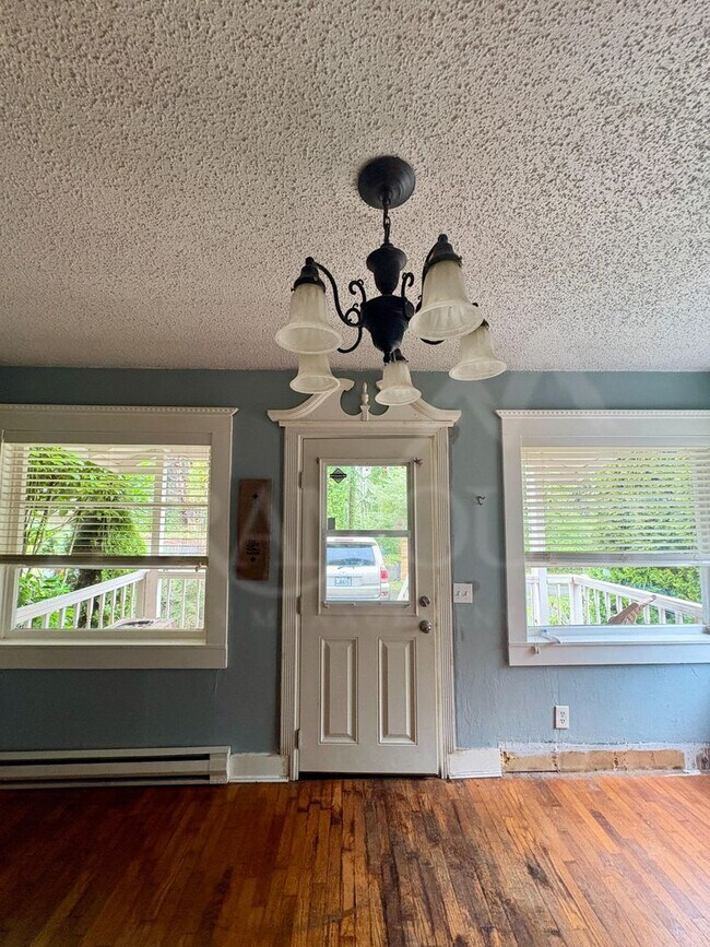 Foto del edificio - Bright & Beautiful Bungalow Near Downtown Port Orchard