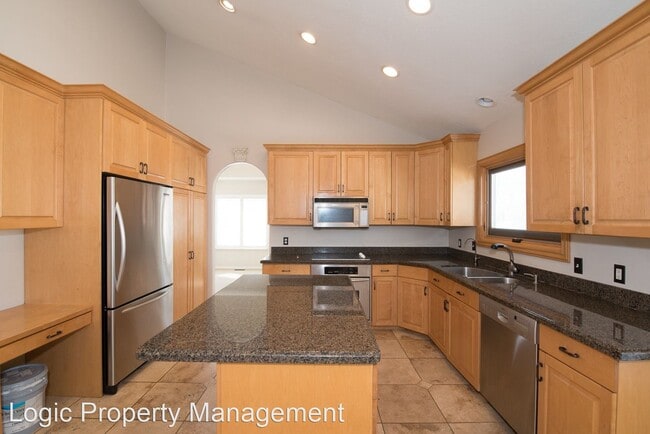 Building Photo - 5 br, 3.5 bath House - 1169 E. Big Pine Dr.