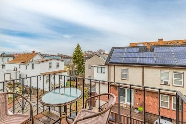 Balcón privado de estilo europeo para disfrutar de su - 541 Revere St