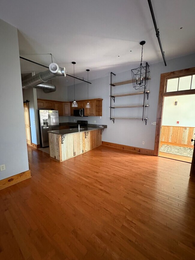 Foto del edificio - Lovely 2 Bedroom 2 full Bath Historical  Condo in Downtown Easley! Lawn Care and Trash Pickup inc...