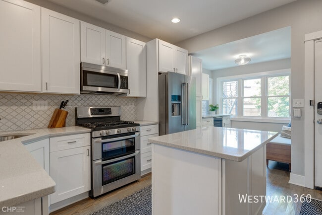 Foto del edificio - 2344 N Oakley Ave