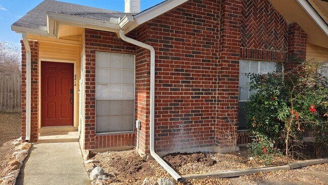 Foto del edificio - COMING SOON! Stoneridge Duplex Well-Maintained 3 Bedroom