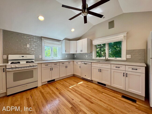 Foto del edificio - 4 br, 2 bath House - 163 Bedford Road