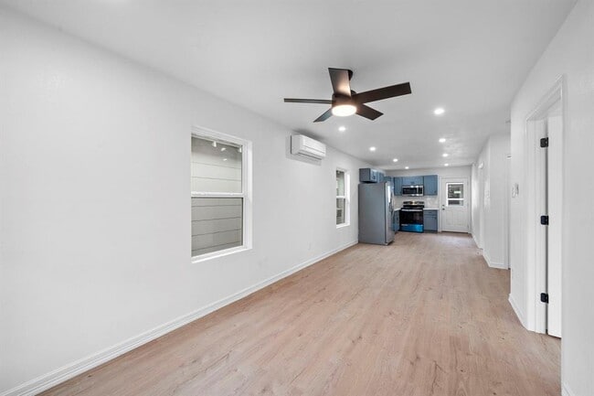 Espacios abiertos que incluyen sala de estar y un mini comedor. - 2312 Lucinda St