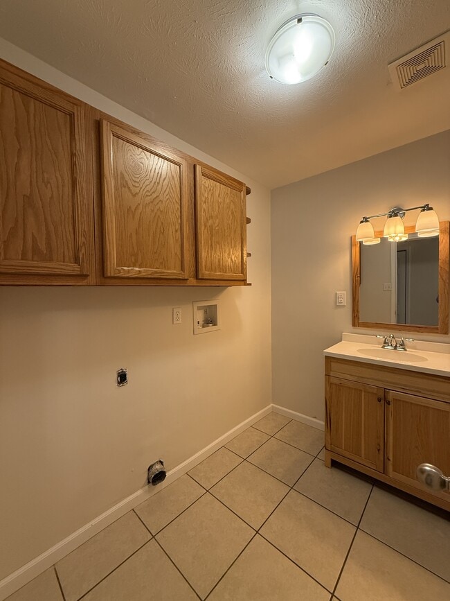 Foto del edificio - 1242 Sanford Dr