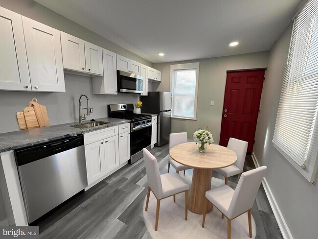 Foto del edificio - 2718 E Madison St