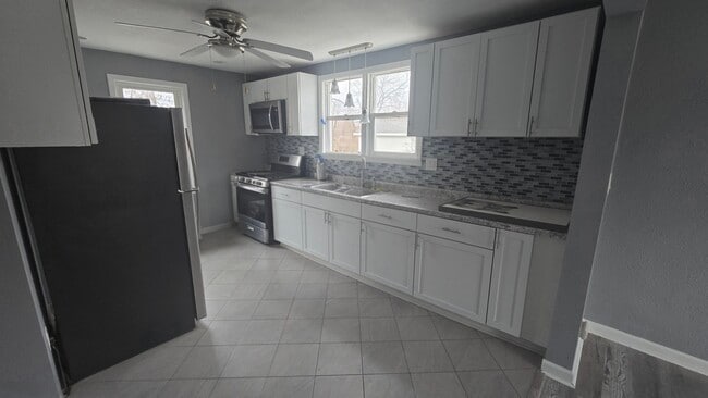 Building Photo - 2215 Welworth Ave