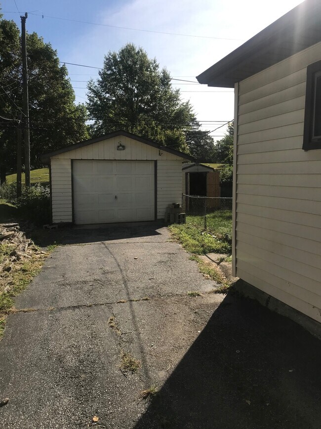 Building Photo - 4 Bedroom, 2 Bath Home with Fenced Yard