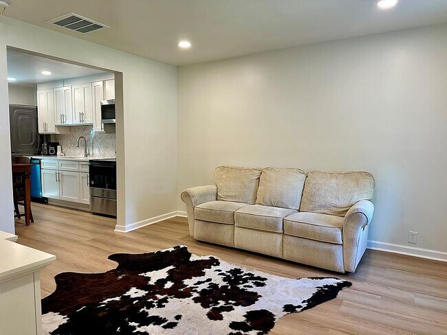 Foto del edificio - 6231 Lynridge Ave