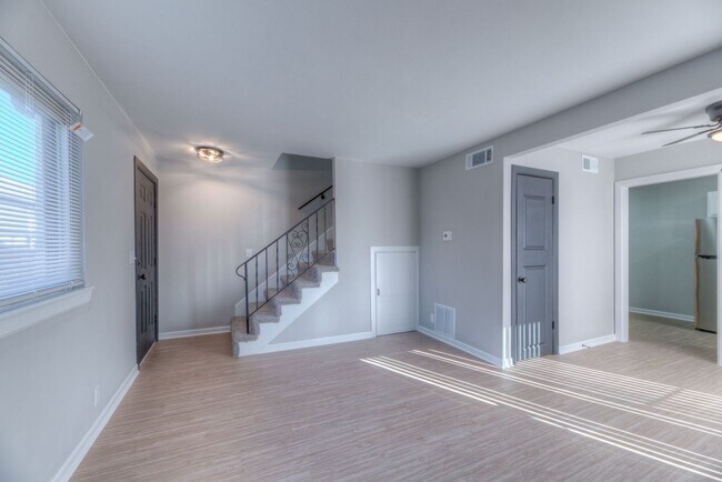 Building Photo - Windsor Village Townhomes
