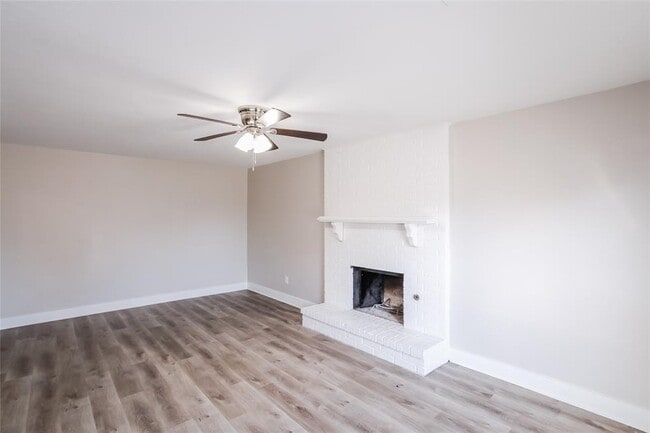 Building Photo - 445 Larkspur Ct