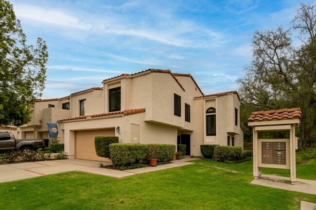 Building Photo - ***Move-in Ready 3 Bedroom Townhome with L...