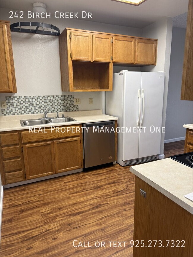 Foto del edificio - 242 Birch Creek Dr