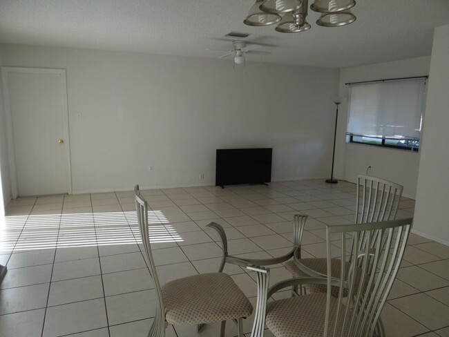 Foto del edificio - Super Clean Annual 2 bed 1 bath 1 garage h...