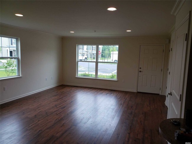 Building Photo - 725 Eastview Dr