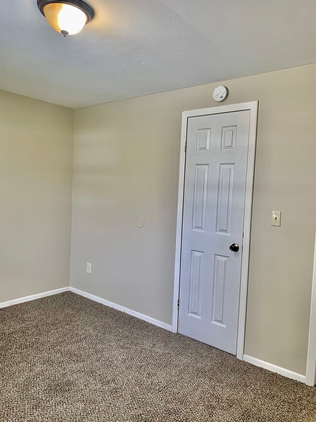 Foto del edificio - 8038 Evesborough Dr