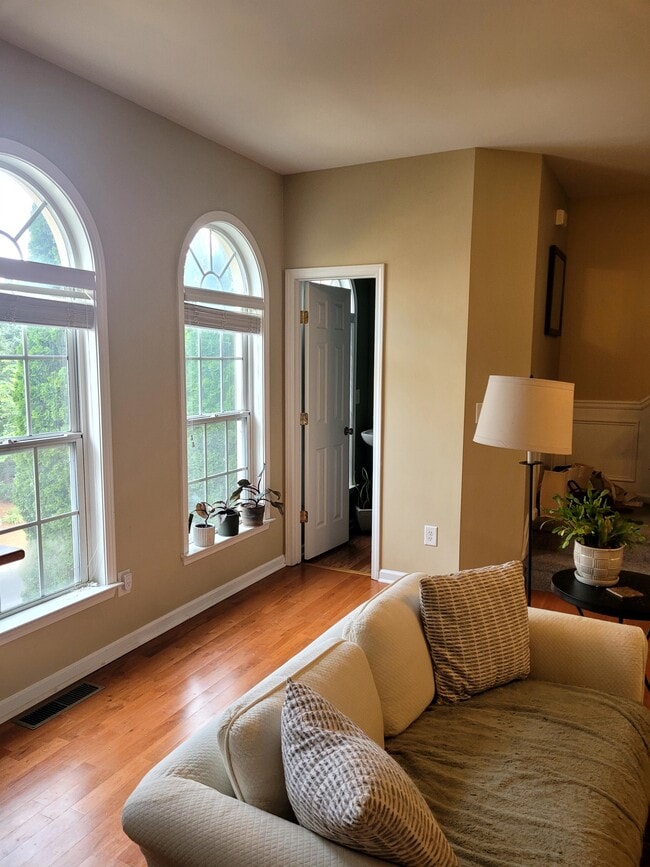 Building Photo - 4007 Edgecomb Dr