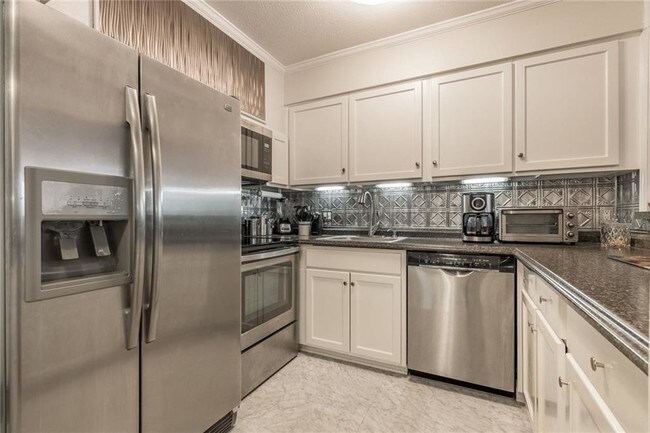 Kitchen - 6000 N Brookline Ave