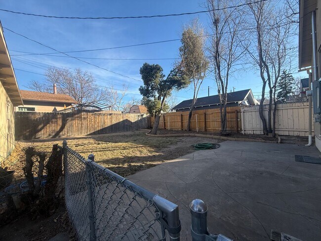 Building Photo - 408 E Del Norte St