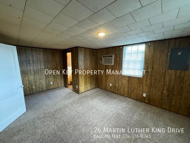 Building Photo - Personal and Quaint 3/1.5 Home with a Spac...