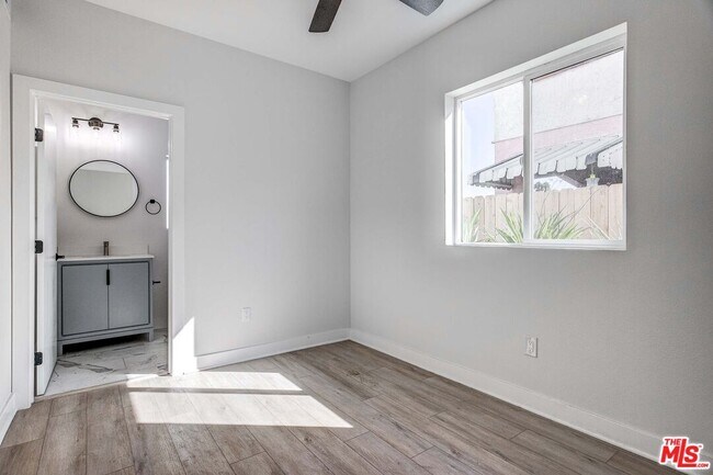 Foto del edificio - 624 W 83rd St