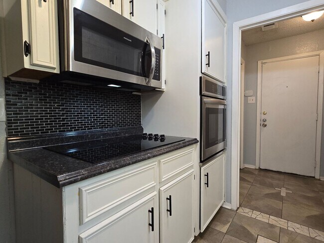 Foto del edificio - PRICE REDUCTION!!! AVAILABLE NOW!