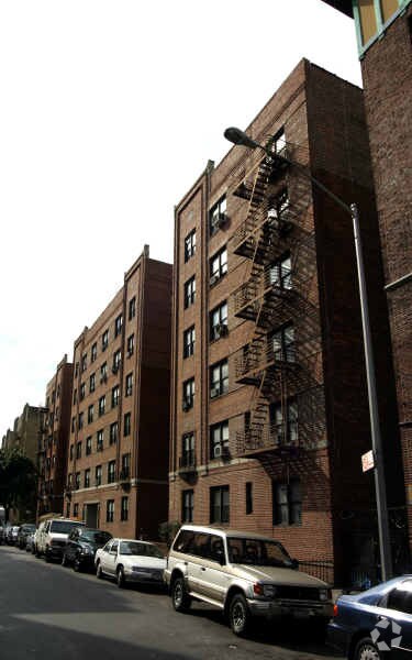 Primary Photo - 100 E 21st St