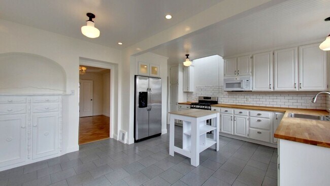 Foto del edificio - Lakeside 3 Bedroom / 3 Bathroom Single Fam...