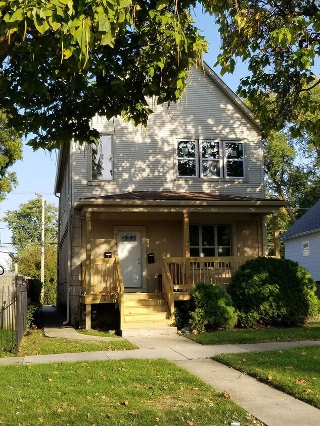 Primary Photo - 3 Bedroom, 1 Bath Apartment in Chicago