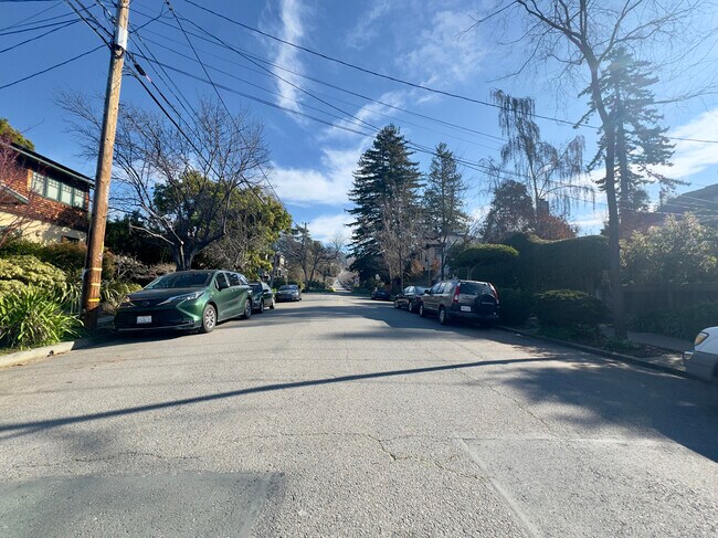 Foto del edificio - 2733 Russell St