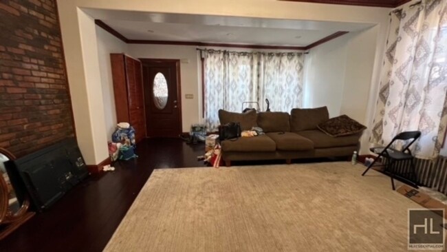 Foto del edificio - BEAUTIFULLY RENOVATED 4 BEDROOM/ 2 BATHS D...