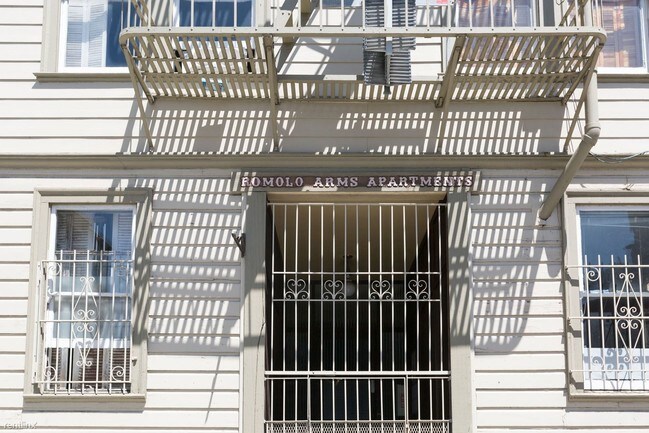 Foto del edificio - 20 Romolo Pl