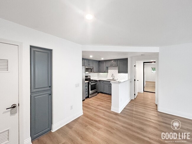 Building Photo - Gorgeous 1B/1BA condo w/ Washer/Dryer and ...