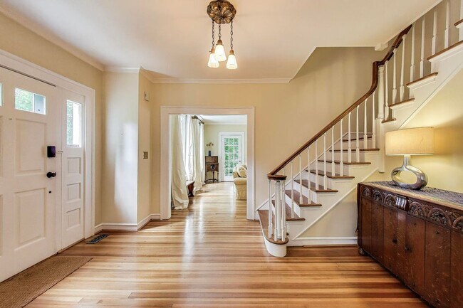 Foto del edificio - 5809 Grosvenor Ln