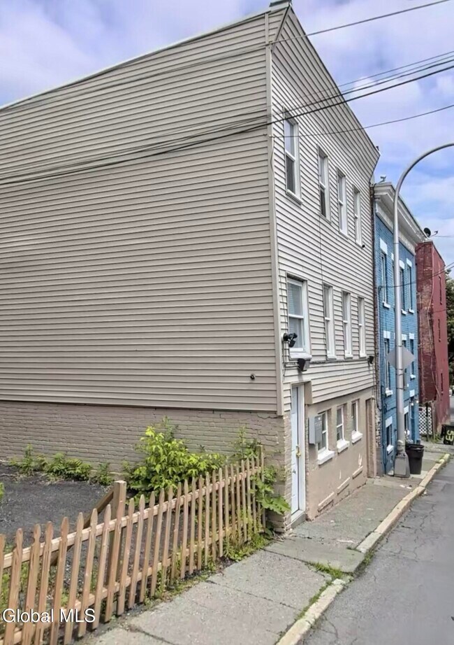 Building Photo - 31 Van Zandt St