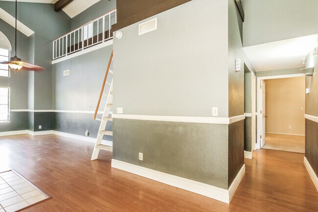 Building Photo - 2033 N Sunset Dr
