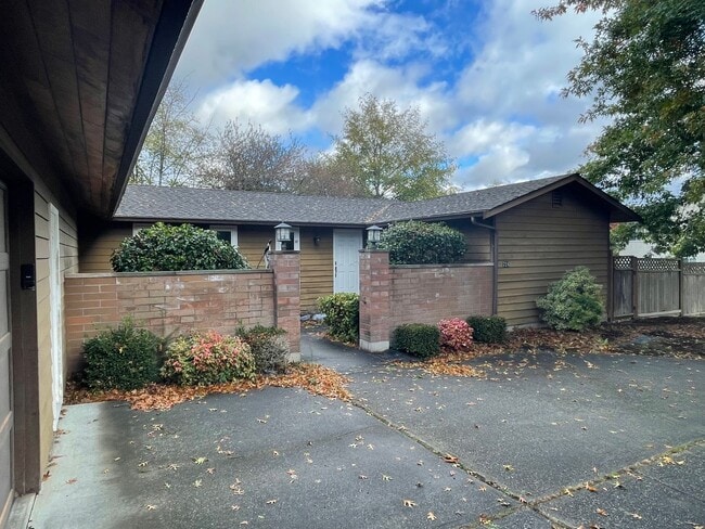 Building Photo - Great Home on Corner Lot!