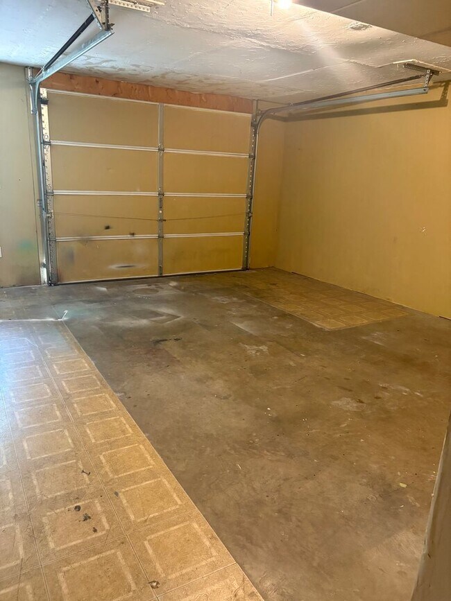 Foto del edificio - 3 Bedroom/1.5 Bath End Unit, Parking-Cherr...