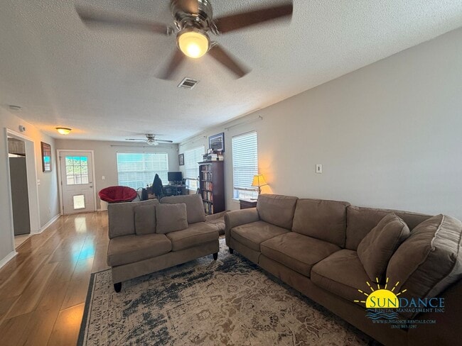 Building Photo - Stunning 3 Bedroom Home in Crestview!