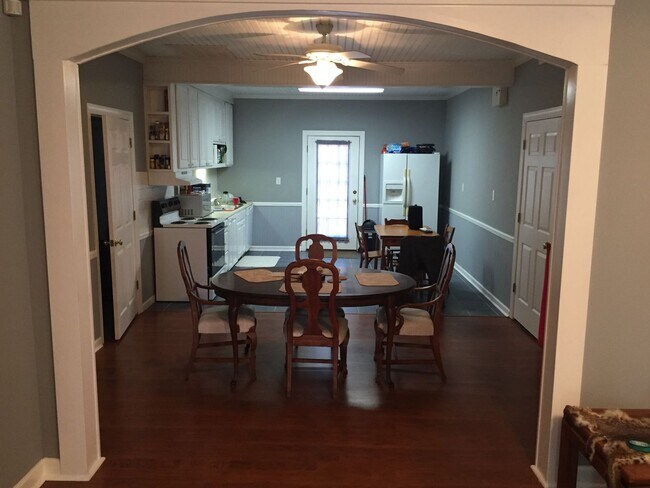 Foto del edificio - Beautiful 4 Bedroom/2 Bathroom Home Availa...
