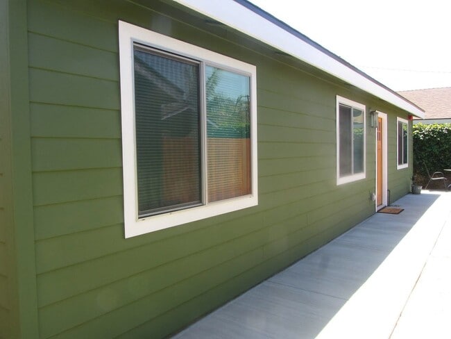 Building Photo - Center (267) North