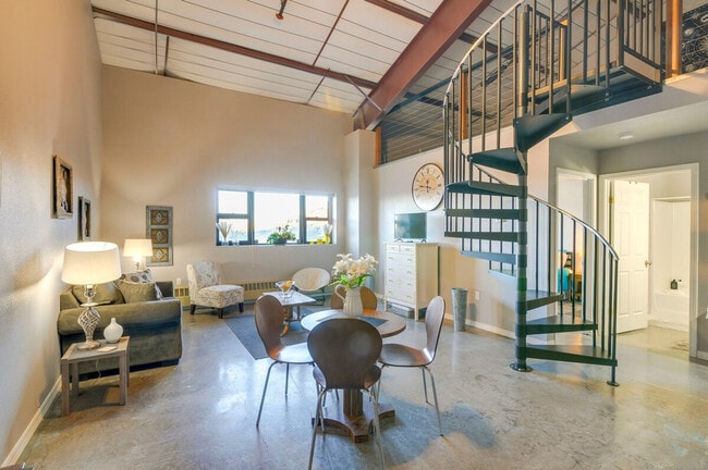 Building Photo - 800 Oak St