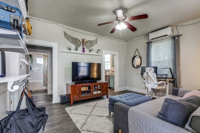 Foto del edificio - 2-BEDROOM DENVER HEIGHTS BUNGALOW