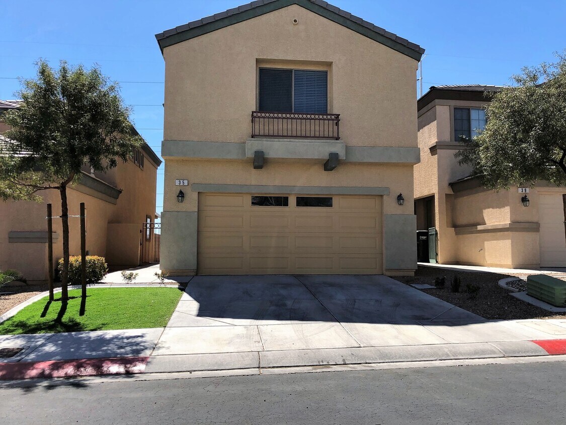 Foto principal - 3 Bed, 2.5 bath near 5th and Centennial